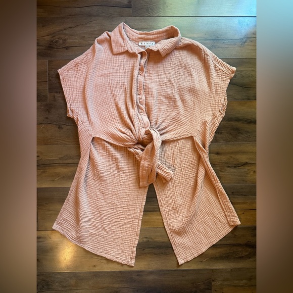 HYFVE Tops - 🍂 HYFVE Peach Textured Gauze Button-Front Tie Top – Size Small